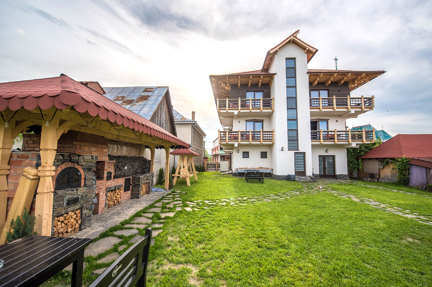 LA-CONACUL-VESEL-SAPANTA- MARAMURES-ROMANIA-air-tour-travel-2
